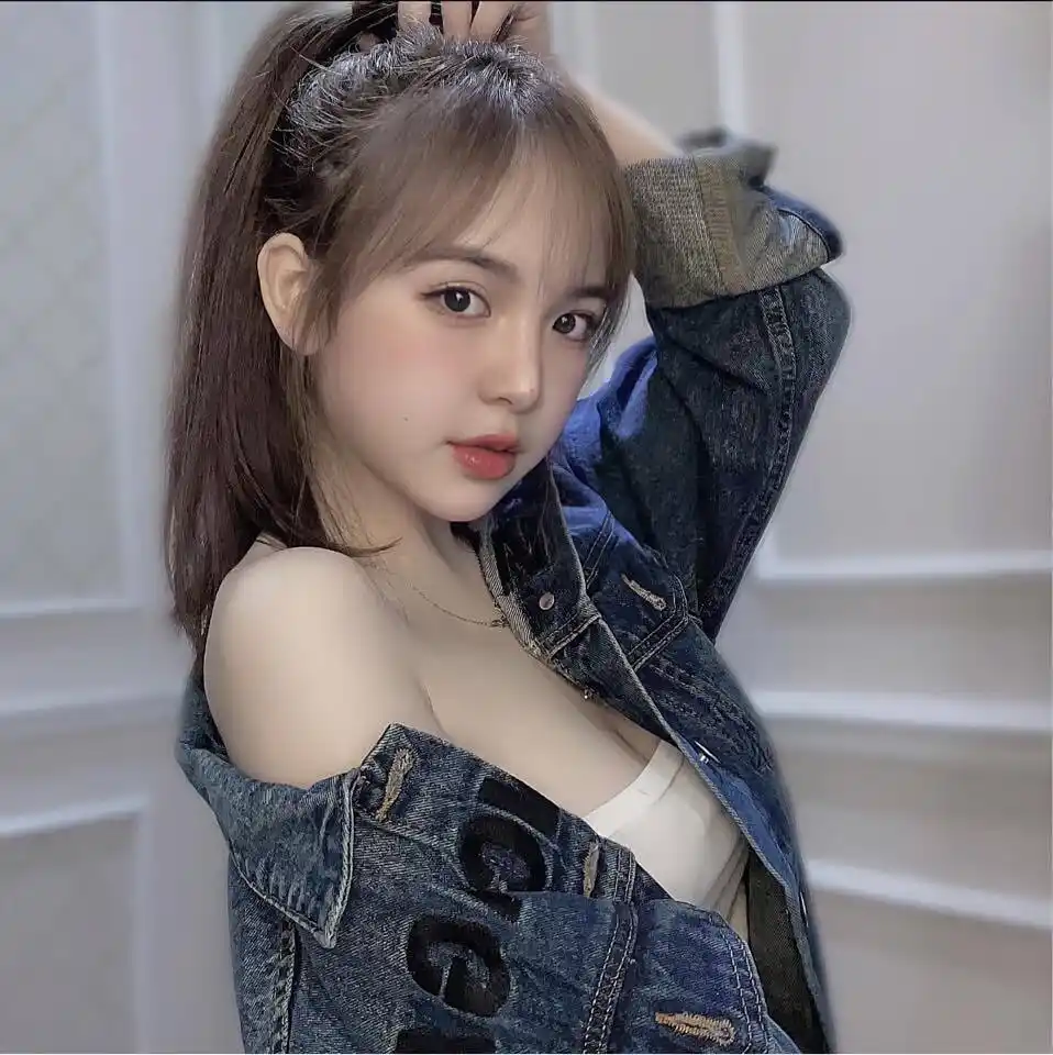 Outfit dạo phố với áo croptop và chân váy ôm, khoe trọn vòng eo con kiến
