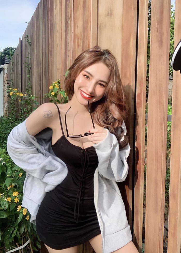 Nụ cười rạng rỡ của hot girl trong váy đen body và hoodie xám