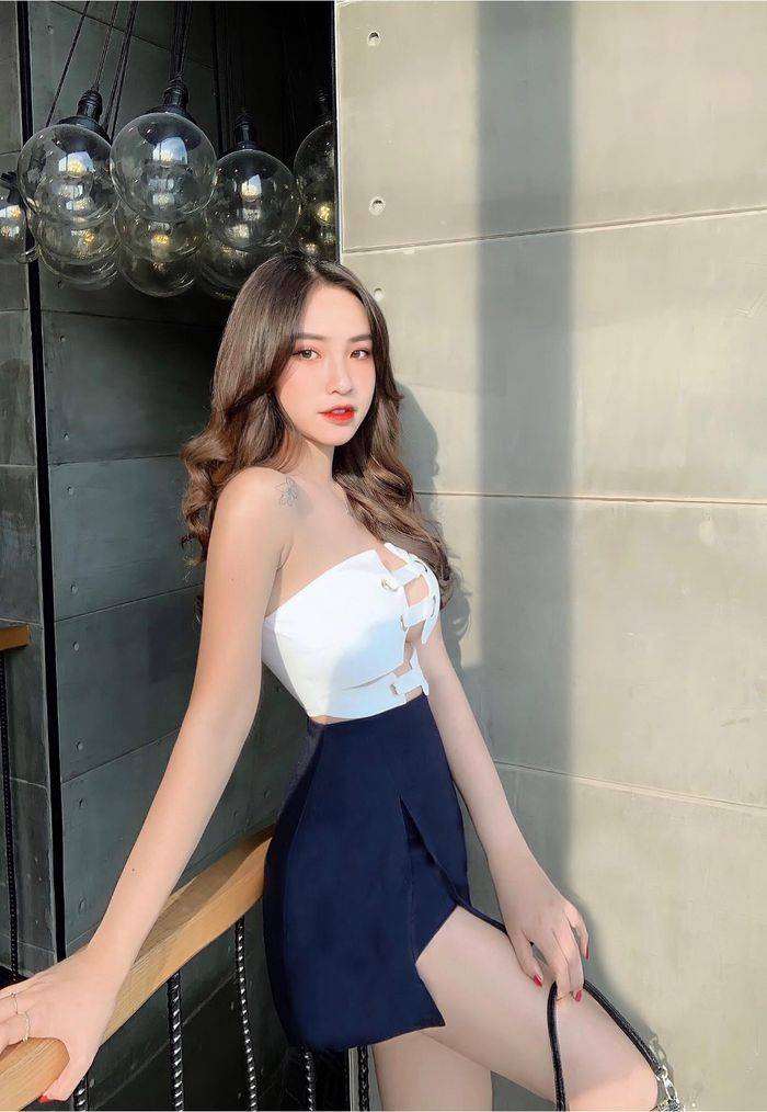 Outfit trắng - xanh tôn dáng cực phẩm, thần thái đầy cuốn hút