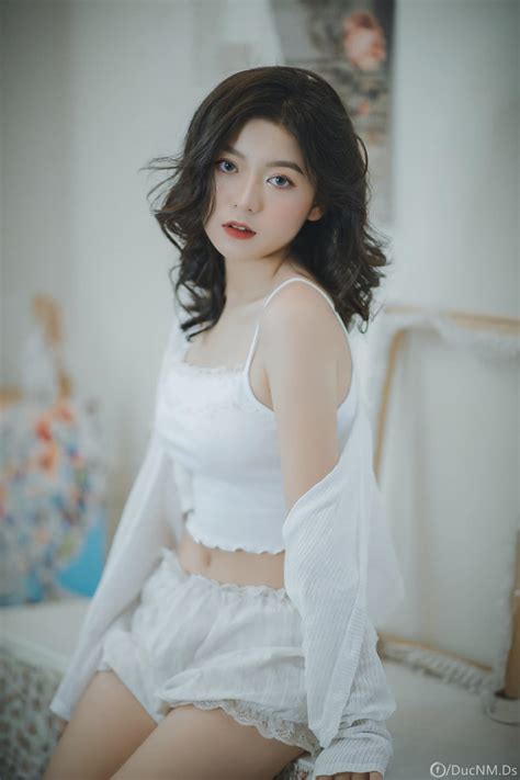 Trang Lucy - Hot Girl GenZ Xịn Xò, Đẹp Đều Và Không Drama 1 Vẻ ngoài quyến rũ của Lucy trong bộ ảnh Studio