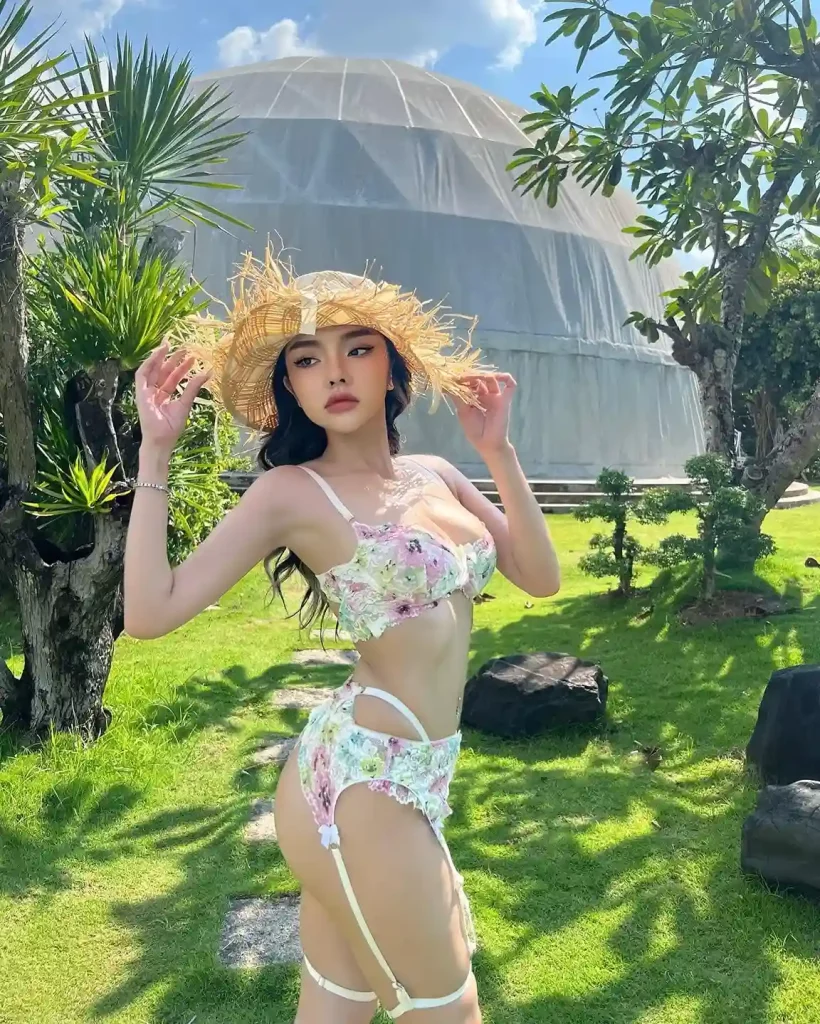 Bikini hoa và mũ cói giữa nắng xanh