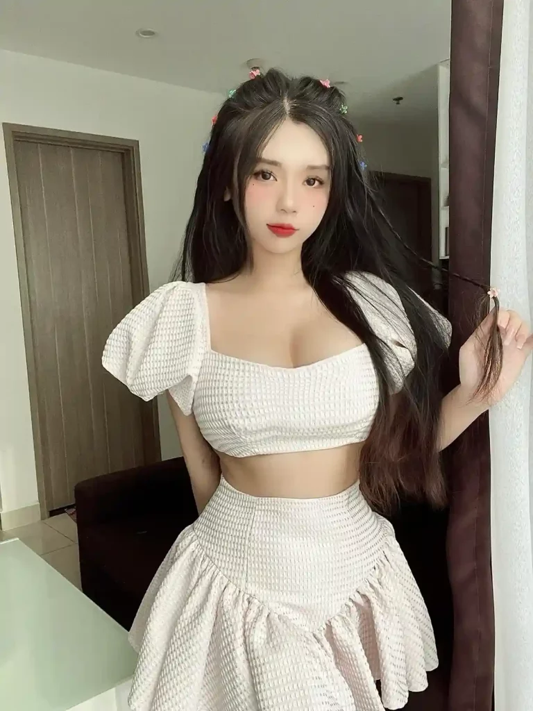 Hồng Nhung diện váy cúp ngực, tóc buộc ngọt ngào